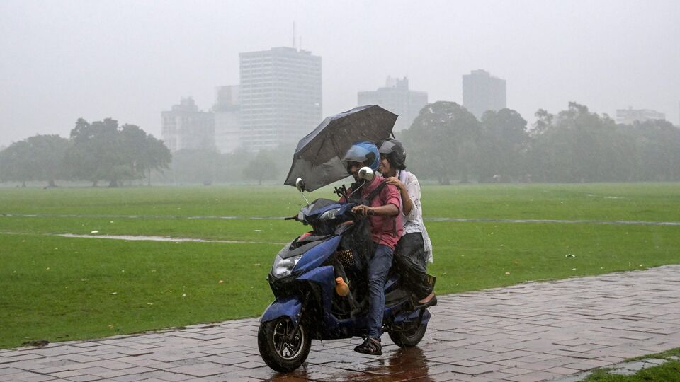 কারণ শনিবার সকাল ৮ টা ৩০ মিনিট থেকে রবিবার সকাল ৮ টা ৩০ মিনিট পর্যন্ত যে পূর্বাভাস আছে, তাতে দক্ষিণবঙ্গের সব জেলায় হলুদ সতর্কতা জারি করা হয়েছে। বজ্রবিদ্যুৎ-সহ বৃষ্টির সঙ্গে কোনও কোনও জায়গায় ঝড়ও উঠতে পারে। আবার দার্জিলিং, জলপাইগুড়ি, কালিম্পং, আলিপুরদুয়ার এবং কোচবিহারে ভারী থেকে অতি ভারী বৃষ্টি হবে। জারি করা হয়েছে লাল সতর্কতা। উত্তরবঙ্গের বাকটি তিনটি জেলায় হলুদ সতর্কতা জারি করা হয়েছে। উত্তর দিনাজপুর এবং দক্ষিণ দিনাজপুরে ভারী বৃষ্টি হতে পারে। (ছবি সৌজন্যে এএফপি)