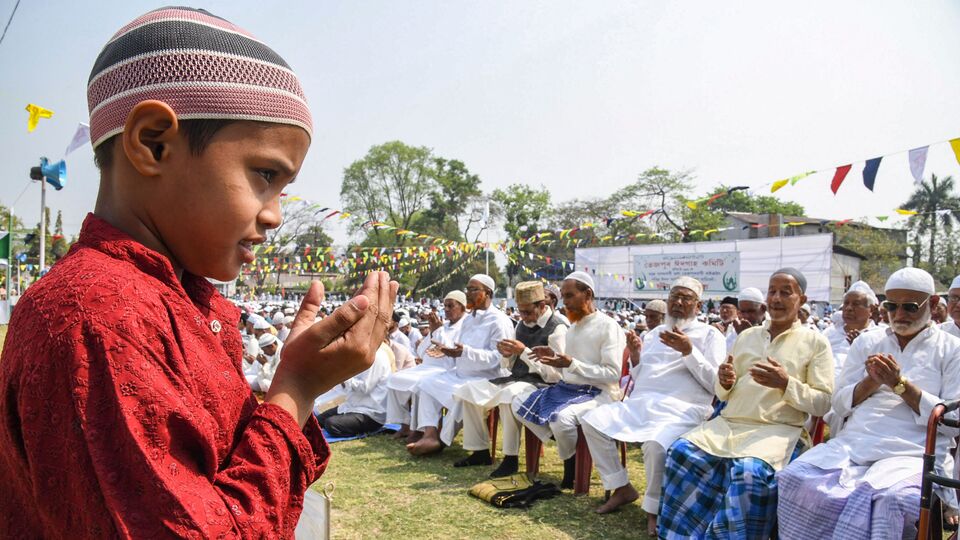 জুনের প্রথম দিনই রবিবার পড়েছে। স্বভাবতই মাসের পয়লা দিনেই দেশের সর্বত্র ব্যাঙ্ক বন্ধ থাকবে। আগামী ২ জুন ব্যাঙ্ক খুলবে। তবে বকরি ইদের জন্য আগামী ৬ জুন (শুক্রবার) ভারতের কয়েকটি জায়গায় ব্যাঙ্কে ছুটি থাকবে। সেদিন শুধুমাত্র কোচি এবং তিরুবনন্তপুরমে বন্ধ থাকবে ব্যাঙ্ক। কলকাতা-সহ পশ্চিমবঙ্গের পাশাপাশি দেশের বাকি জায়গায় ব্যাঙ্কের স্বাভাবিক কাজকর্ম চলবে শুক্রবার। (ছবিটি প্রতীকী, সৌজন্যে পিটিআই)