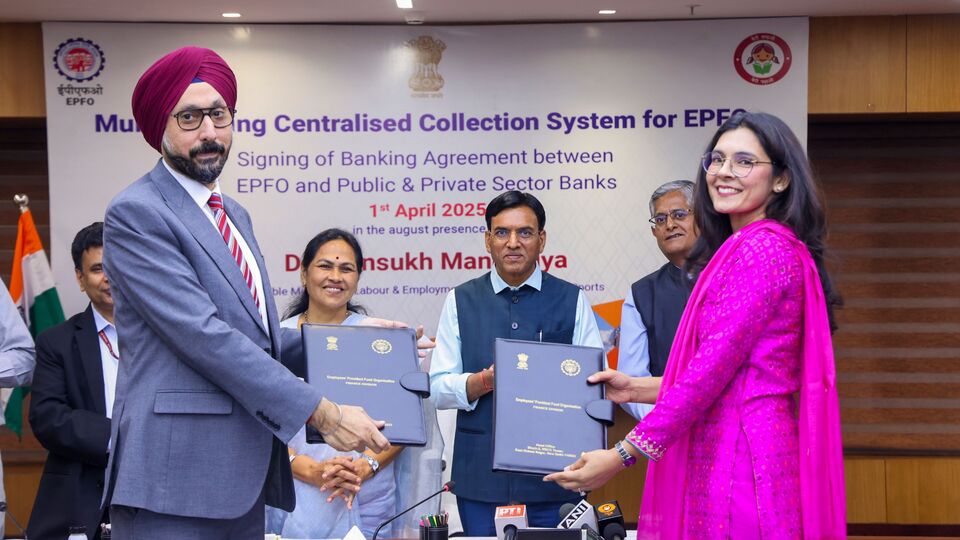 EPFO 3.0 চালু: জুন থেকে ইপিএফও ৩.০ নিয়ে আসছে এমপ্লয়িজ প্রভিডেন্ট ফান্ড অর্গানাইজেশন (ইপিএফও)। তার ফলে প্রভিডেন্ট ফান্ড (পিএফ) অ্যাকাউন্ট থেকে টাকা তোলা, কেওয়াইসি আপডেট করার মতো কাজ সহজতর হয়ে যাবে। কোনও ক্লেইমের ক্ষেত্রে সময় কম লাগবে। সেইসঙ্গে পিএফ অ্যাকাউন্টে আরও দ্রুত লেনদেনের জন্য এটিএমের মতো কার্ড চালু করা হতে পারে। (ছবিটি প্রতীকী, সৌজন্যে পিটিআই)