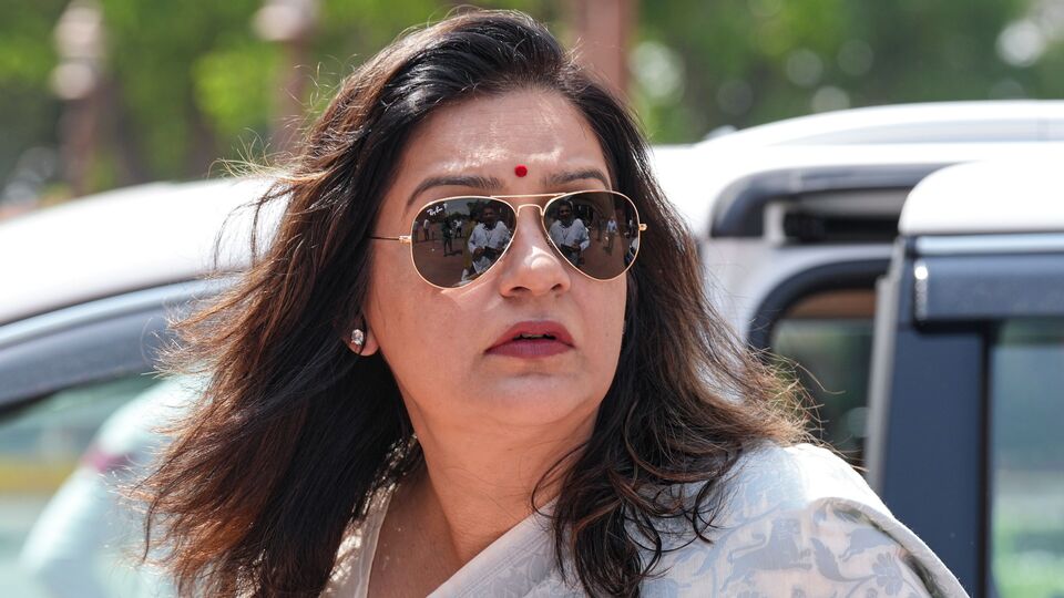 এদিকে রবিশঙ্করের দলের সদস্য প্রিয়াঙ্কা চতুর্বেদী তুলে ধরেন, কীভাবে সব রাজনৈতিক দল এই ইস্যুতে ঐক্যবদ্ধ। তিনি বলেন, 'আমি সেই শিবসেনার সদস্য, যারা একসময় পাকিস্তানকে ভারতে ম্যাচ খেলা থেকে বিরত রাখতে ক্রিকেট পিচ খুঁড়েছিল। সেই একই অঙ্গীকার নিয়ে, আমি সমস্ত রাজনৈতিক দলের প্রতিনিধিত্বকারী একটি যৌথ প্রতিনিধি দলের অংশ। আমরা ভারতীয় হিসাবে ঐক্যবদ্ধ রয়েছি এবং কেউ আমাদের বিভক্ত করতে পারবে না।' (PTI)