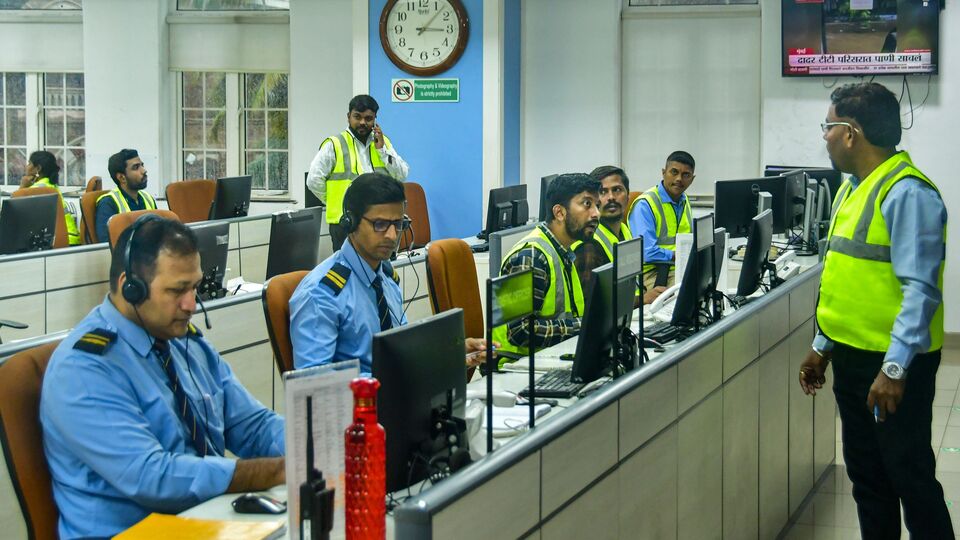 TDS সার্টিফিকেটের সময়সীমা: আয়কর সংক্রান্ত নিয়মকানুন অনুযায়ী, আগামী ১৫ জুনের মধ্যে ফর্ম ১৬ এবং ফর্ম ১৬এ-সহ টিডিএস সার্টিফিকেট পাওয়ার কথা আছে করদাতাদের। যা আয়কর রিটার্ন জমা দেওয়ার জন্য অত্যন্ত গুরুত্বপূর্ণ বিষয়। (ছবিটি প্রতীকী, সৌজন্যে পিটিআই)