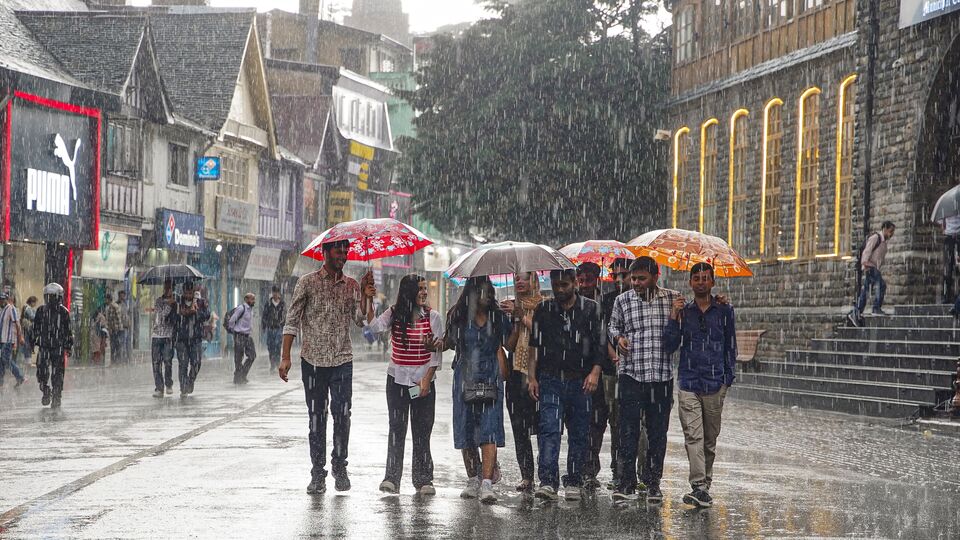 জামাইষষ্ঠীর দিনে উত্তরবঙ্গের সব জেলায় হলুদ সতর্কতা জারি করা হয়েছে। প্রতিটি জেলায় বজ্রবিদ্যুৎ-সহ হালকা থেকে মাঝারি বৃষ্টি হবে। সেইসঙ্গে দার্জিলিং, জলপাইগুড়ি, কালিম্পং, আলিপুরদুয়ার এবং কোচবিহারের একটি বা দুটি অংশে ভারী বৃষ্টি হতে পারে। উত্তর দিনাজপুর, দক্ষিণ দিনাজপুর এবং মালদায় সেরকম সম্ভাবনা নেই। (ছবিটি প্রতীকী, সৌজন্যে পিটিআই)