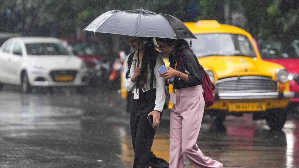 এমনিতে আলিপুর আবহাওয়া দফতরের তরফে যে পূর্বাভাস দেওয়া হয়, সেটা সকাল ৮ টা ৩০ মিনিট থেকে পরদিন সকাল ৮ টা ৩০ মিনিট পর্যন্ত দেওয়া হয়। অর্থাৎ রবিবার সকাল ৮ টা ৩০ মিনিট থেকে সোমবার সকাল ৮ টা ৩০ মিনিট পর্যন্ত সেই পূর্বাভাস দেওয়া হয়েছে। সেই মোতাবেক জামাইষষ্ঠীর ভোর বা সকালের দিকে কিছুটা বেশি বৃষ্টি হতে পারে। তারপর অবশ্য বৃষ্টির দাপট কমে যাবে। (ছবি সৌজন্যে পিটিআই)
