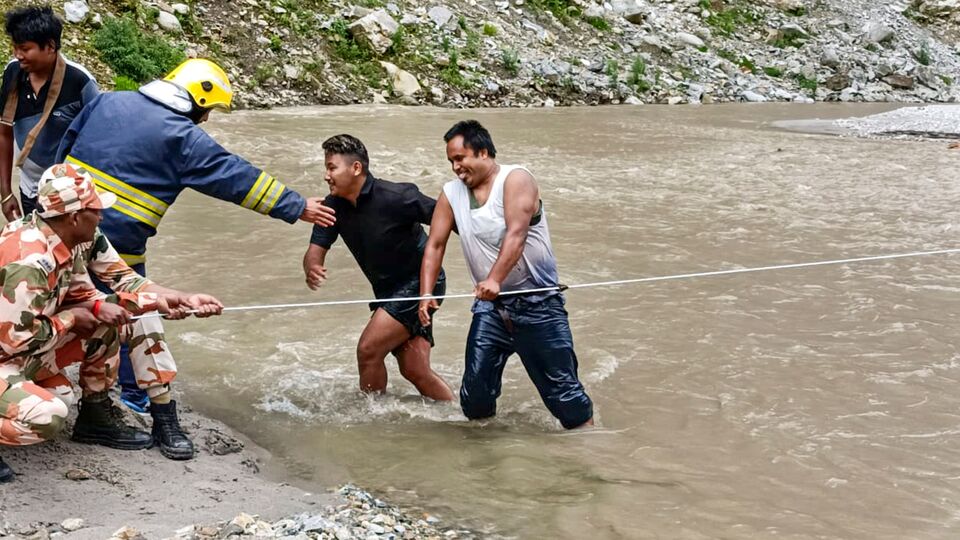 উত্তর সিকিমে ভয়াবহ বিপর্যয়, পর্যটকদের নো এন্ট্রি ঘোষণা করা হয়েছে। গাড়ি যাতায়াতের পারমিট বন্ধ করা হয়েছে বলে খবর। তবে শুধু উত্তর সিকিমে নয়, উত্তরবঙ্গের বীরপাড়াতেও জাতীয় সড়কে ধস। উত্তরবঙ্গেও তিস্তা নদীর জলের স্তর ক্রমশ বাড়ছে। ছবি( মঙ্গনে পর্যটক বোঝাই গাড়ি পড়ে গিয়েছিল তিস্তায়, উদ্ধারকাজ হয়েছে)(PTI Photo)(PTI)