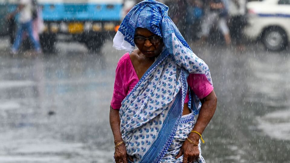 ১ জুন উত্তরবঙ্গের দার্জিলিং, জলপাইগুড়ি, কালিম্পং, আলিপুরদুয়ার, কোচবিহারে বজ্রপাত সহ ভারী বৃষ্টি হওয়ার সম্ভাবনা আছে। এরই সঙ্গে উত্তর দিনাজপুর, দক্ষিণ দিনাজপুর এবং মালদাতে বজ্রপাত সহ মাঝারি বৃষ্টির সম্ভাবনা আছে। উত্তরবঙ্গের সব জেলারই কোথাও না কোথাও ঝোড়ো হাওয়া বইতে পারে। এই আবহে উত্তরবঙ্গের সব জেলায় জারি করা হয়েছে হলুদ সতর্কতা। (Hindustan Times)
