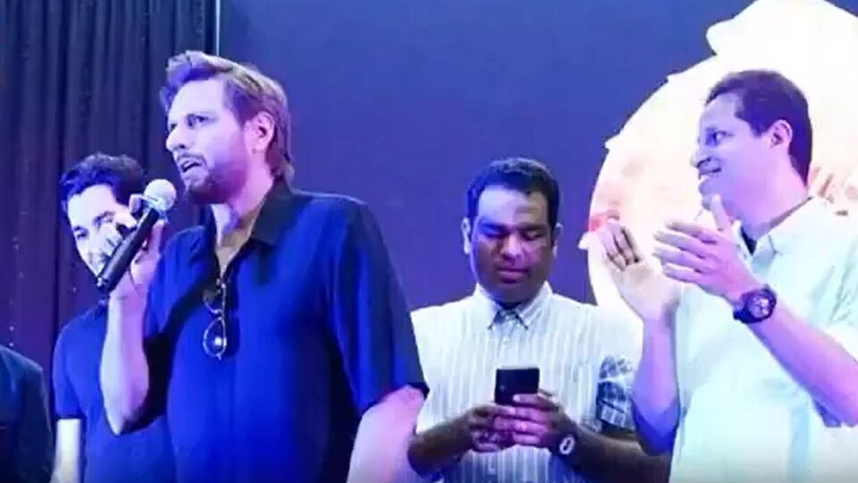 রিপোর্ট অনুযায়ী, দুবাইয়ে বসবাসকারী কেরলের কয়েকজন আফ্রিদিকে স্বাগত জানিয়েছিলেন এক অনুষ্ঠানে। ভারত-পাক সংঘাতের একমাস পূরণ হয়নি এখনও। এরই মধ্যে আফ্রিদিকে এহেন উষ্ণ অভ্যর্থনা জানানোয় সেই সব মালয়ালিদের তীব্র সমালোচনা করা হচ্ছে সোশ্যাল মিডিয়ায়। গত ২২ এপ্রিল জম্মু ও কাশ্মীরের পহেলগাঁওতে জঙ্গি হামলায় ২৬ জন নিহত হয়েছিলেন। তারপর থেকে শহিদ আফ্রিদি একের পর এক ভারত বিরোধী মন্তব্য করে গেছেন। 