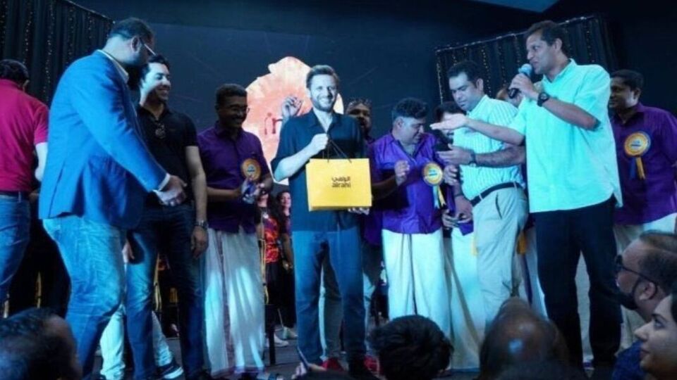 এদিকে ভাইরাল হওয়া ওই ভিডিয়োতে দেখা যায়, আফ্রিদি অনুষ্ঠানস্থলে ঢুকতেই সাংস্কৃতিক পরিবেশনা থামিয়ে দেওয়া হয়। সেখানে উপস্থিত কেরলের লোকজন 'বুম বুম' স্লোগান দিয়ে তাঁকে অভিবাদন জানাচ্ছেন। জবাবে পাকিস্তানের প্রাক্তন ক্রিকেটার বলেন, 'আমি ভারতের সঙ্গে যোগাযোগ রাখতে ভালোবাসি। বিশেষ করে কেরলের খাবার আমার খুব ভালো লাগে।' এরপর তিনি বলেন, 'হো গয়া বুম বুম।' 