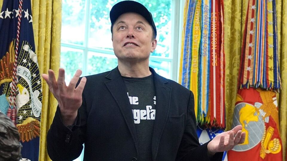 এদিকে ট্রাম্প দাবি করেছেন যে মাস্কের মাদক সেবন নিয়ে তিনি কিছুই জানেন না। মার্কিন প্রেসিডেন্ট বলেন, 'আমি মনে করি, তিনি (ইলন মাস্ক) একজন চমৎকার মানুষ। আমি ইলনকে একজন অসাধারণ ব্যক্তি বলেই মনে করি এবং তাঁকে নিয়ে আমার কোনও উদ্বেগ নেই। আমার মতে তিনি দারুণ একজন ব্যক্তি।' এদিকে গতকাল ওভাল অফিসে মাদক সেবন নিয়ে প্রশ্নের মুখে পড়ে ইলন মাস্ক নিজে বিষয়টি এড়িয়ে যান এবং বলেন, 'এসব বাদ দিন, অন্য বিষয়ে কথা বলুন।' 