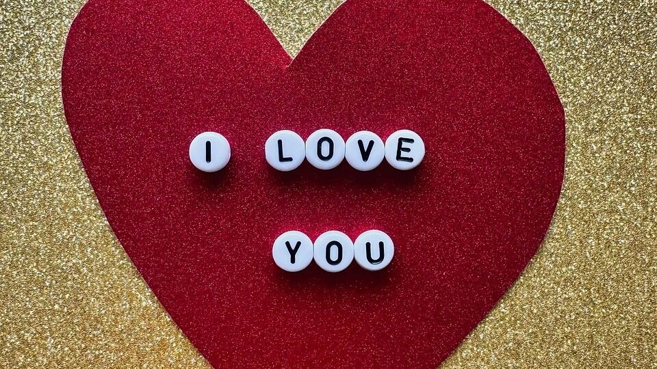 ধনু: ধনু রাশির জাতকদের এই সপ্তাহে প্রেম জীবনে উৎসাহ, রোমান্স এবং স্বতঃস্ফূর্ততা থাকবে। আপনি যদি কাউকে ভালোবাসেন, তাহলে তাদের সঙ্গে আপনার সম্পর্ক আরও গভীর হবে এবং আপনি আপনার অনুভূতি প্রকাশে সফল হবেন। বিবাহিতদের জন্য, এই সপ্তাহটি সম্পর্কের মধ্যে সম্প্রীতি এবং রোমান্স বৃদ্ধির সময়। আপনি একটি ছোট ভ্রমণ বা বাইরে যাওয়ার পরিকল্পনা করতে পারেন। অবিবাহিতদের জন্য, এই সপ্তাহটি একটি নতুন প্রেমের সূচনা নির্দেশ করছে, তবে তাড়াহুড়ো করবেন না। প্রেম করার জন্য সময় দিন এবং সম্পর্কটিকে ধীরে ধীরে বিকশিত হতে দিন।