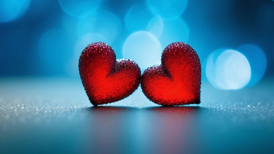 জুনের প্রথম সপ্তাহে শুক্রের রাশির পরিবর্তন প্রেম জীবনে এক নতুন শক্তি আনবে। আসলে, এই সপ্তাহ শুরুর ঠিক আগে, শুক্র মেষ রাশিতে প্রবেশ করবে। মেষ রাশির অধিপতি মঙ্গল। জ্যোতিষশাস্ত্রে, মঙ্গলকে আবেগ, শক্তি এবং সাহসের সঙ্গে সম্পর্কিত কারক গ্রহ বলে মনে করা হয়। অতএব, মেষ রাশিতে প্রবেশের পর, প্রেম ও সৌন্দর্যের কারক হিসেবে বিবেচিত শুক্রের শুভ প্রভাব বৃদ্ধি পাবে এবং মিথুন ও ধনু রাশি সহ অনেক রাশির প্রেম জীবন আনন্দময় হয়ে উঠবে। আপনার জীবন সুখের সঙ্গে ইতিবাচকতার দিকে এগিয়ে যাবে। আপনি আপনার প্রেম জীবন এবং পারিবারিক জীবনে একটি নতুন উদ্যম এবং উৎসাহ অনুভব করবেন। জেনে নেওয়া যাক, ১ থেকে ৭ জুনের সাপ্তাহিক প্রেম রাশিফল ​​সম্পর্কে বিস্তারিত জেনে নেওয়া যাক।