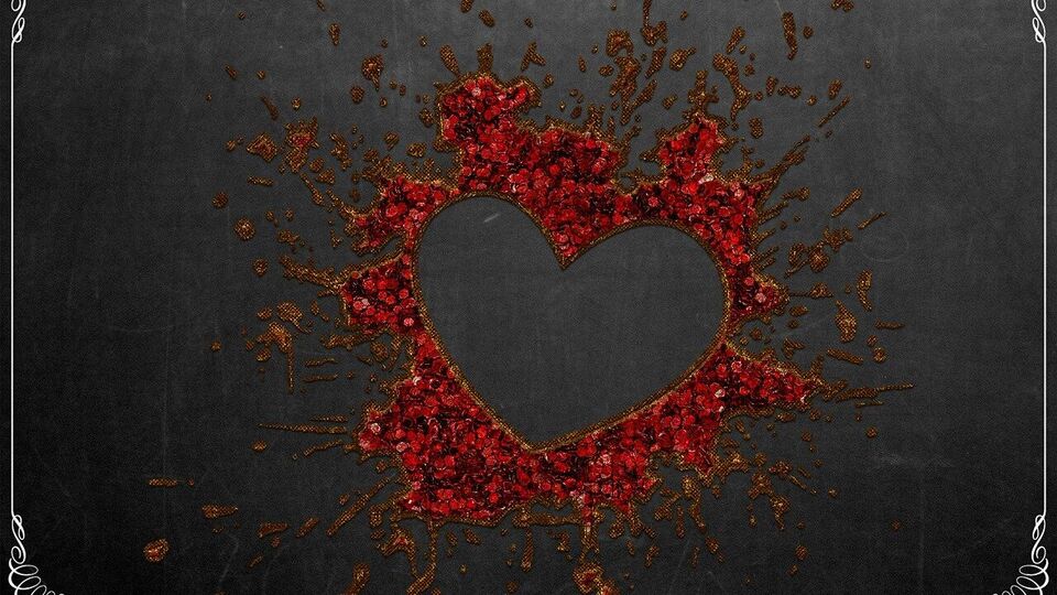 কুম্ভ: কুম্ভ রাশির লোকেরা এই সপ্তাহে প্রেমের সম্পর্কে কিছুটা টান অনুভব করতে পারেন, বিশেষ করে পরিবারের সদস্য বা মহিলা ব্যক্তিত্বের হস্তক্ষেপের কারণে। তবে সপ্তাহটি এগিয়ে যাওয়ার সঙ্গে-সঙ্গে পরিস্থিতি স্বাভাবিক হতে শুরু করবে। সম্পর্কের ক্ষেত্রে যোগাযোগ এবং স্পষ্টতা গুরুত্বপূর্ণ হবে, অন্যথায় ভুল বোঝাবুঝি বাড়তে পারে। অবিবাহিত ব্যক্তিরা একজন আকর্ষণীয় এবং বুদ্ধিবৃত্তিকভাবে সামঞ্জস্যপূর্ণ ব্যক্তির সঙ্গে দেখা করতে পারেন। সপ্তাহান্তে মানসিক স্থিতিশীলতা আসতে শুরু করবে এবং দুজনের মধ্যে বিশ্বাস ও ঘনিষ্ঠতা বৃদ্ধি পাবে। ধৈর্য এবং স্বচ্ছতার সঙ্গে সম্পর্ক লালন করুন।