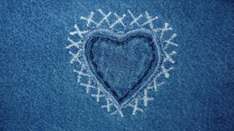 কর্কট: কর্কট রাশির জাতকদের জন্য, প্রেম জীবন বাহ্যিকভাবে স্থিতিশীল বলে মনে হবে, তবে ভিতরে এক ধরণের অসন্তুষ্টি বা বিভ্রান্তি অনুভূত হতে পারে। আপনি আপনার সঙ্গীর কাছ থেকে কিছু জিনিস লুকিয়ে রাখছেন অথবা তারা আপনাকে কিছু বলতে পারছে না, এমন পরিস্থিতিতে সম্পর্কের মধ্যে একটি অদৃশ্য প্রাচীর তৈরি হতে পারে। যদি আপনি দুটি বিকল্পের মধ্যে বিভ্রান্ত হন, যেমন একটি পুরানো সম্পর্ক বা একটি নতুন আকর্ষণ, তাহলে সপ্তাহান্তে পরিস্থিতি স্পষ্ট হয়ে উঠবে। এটি আত্মদর্শন এবং স্পষ্টতার সময়। 