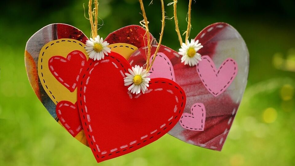 মীন: মীন রাশির জাতক-জাতিকাদের প্রেম জীবন এই সপ্তাহে আনন্দ, উত্তেজনা এবং ঘনিষ্ঠতায় পূর্ণ থাকবে। কিছু সুসংবাদ, যেমন বিয়ের কথা বলা বা পরিবারের কাছ থেকে গ্রহণযোগ্যতা, আপনাকে মানসিকভাবে খুশি করবে। যদি আপনি ইতিমধ্যেই কোনও সম্পর্কে থাকেন, তাহলে এখনই নতুন পদক্ষেপ নেওয়ার সময়, যেমন একসঙ্গে থাকার পরিকল্পনা করা বা দীর্ঘমেয়াদী প্রতিশ্রুতিবদ্ধ হওয়া। বিবাহিতদের জন্য, সম্পর্কের মধ্যে ঘনিষ্ঠতা এবং সহচর্য আরও গভীর হবে। সপ্তাহান্তে একটি সুন্দর স্মৃতি বা একটি ছোট ভ্রমণ প্রেমকে আরও গভীর করতে পারে। ভালোবাসা অনুভব করুন এবং আপনার প্রিয়জনকে তা অনুভব করান।