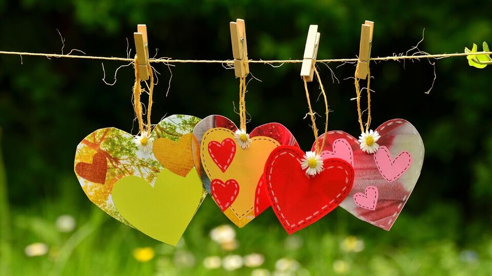 কন্যা: কন্যা রাশির জাতকরা এই সপ্তাহে প্রেম জীবনে তাদের সঙ্গীর প্রতি নিবেদিত থাকবেন। আপনার অনুভূতিতে সত্যতা থাকবে এবং আপনার ছোট ছোট প্রচেষ্টাও সম্পর্ককে শক্তিশালী করবে। তবে, আশেপাশে এমন কিছু লোক থাকবে যারা আপনার ব্যক্তিগত জীবনে হস্তক্ষেপ করতে পারে বা আপনাকে ভুল পরামর্শ দিতে পারে, সাবধান থাকুন। আপনি যদি কোনও সম্পর্কে থাকেন তবে আপনি একসঙ্গে নতুন কিছু শুরু করার পরিকল্পনা করবেন। যদি আপনি অবিবাহিত হন, তাহলে এই সপ্তাহে আপনার একটি সত্যিকারের এবং স্থায়ী সম্পর্ক শুরু হতে পারে, যদি আপনি হৃদয় এবং মনের মধ্যে ভারসাম্য বজায় রাখেন। আত্মসম্মানকে অগ্রাধিকার দিয়ে আপনার ভালোবাসাকে বাঁচিয়ে রাখুন।