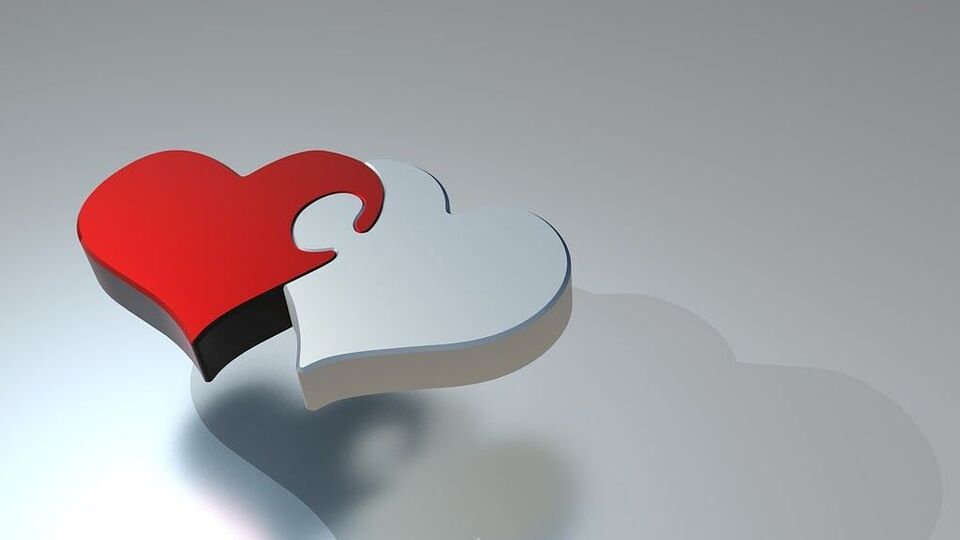 বৃষ: বৃষ রাশির জাতকদের প্রেম জীবন এই সপ্তাহে রোমান্টিক হবে। সঙ্গীর সঙ্গে সমন্বয় উন্নত হবে এবং পারস্পরিক বোঝাপড়া বৃদ্ধি পাবে। একসঙ্গে কাটানো সময় আপনাকে আবেগগতভাবে শক্তিশালী করবে। বিবাহিতদের জন্য, এটি পুরানো ভুল বোঝাবুঝি দূর করার জন্য একটি দুর্দান্ত সময়। পারস্পরিক যোগাযোগ এবং কিছু গুণগত মুহূর্ত সম্পর্ককে পুনরুজ্জীবিত করতে পারে। অবিবাহিতরা কোনও পছন্দসই ব্যক্তির কাছ থেকে কোনও প্রস্তাব বা ইঙ্গিত পেতে পারেন, যা ভবিষ্যতে স্থায়ী সম্পর্কের সম্ভাবনা তৈরি করতে পারে। আন্তরিক কথোপকথন সম্পর্কের ক্ষেত্রে নতুন মোড় দেবে।