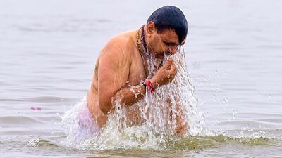 হিন্দু পঞ্জিকা অনুসারে, এই বছর গঙ্গা দশেরার পবিত্র উৎসব ৫ জুন পালিত হবে। এই দিনে মা গঙ্গা পৃথিবীতে অবতরণ করেছিলেন, তাই এই দিনটি অত্যন্ত জাঁকজমকের সঙ্গে পালিত হয়। গঙ্গা দশেরার পবিত্র উৎসবে গঙ্গা স্নান এবং দানের অত্যন্ত গুরুত্ব রয়েছে। (Bhajanlal Sharma-X) হিন্দু পঞ্জিকা অনুসারে, এই বছর গঙ্গা দশেরার পবিত্র উৎসব ৫ জুন পালিত হবে। এই দিনে মা গঙ্গা পৃথিবীতে অবতরণ করেছিলেন, তাই এই দিনটি অত্যন্ত জাঁকজমকের সঙ্গে পালিত হয়। গঙ্গা দশেরার পবিত্র উৎসবে গঙ্গা স্নান এবং দানের অত্যন্ত গুরুত্ব রয়েছে। (Bhajanlal Sharma-X)