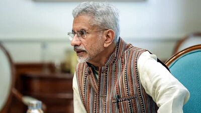 ভারতে যখন দিন, তখন বিশ্বের কোনও এক প্রান্তে অবশ্যই রাত। আর সেখানে অবস্থিত ভারতীয় দূতাবাসের খবরাখবরও সমানতালে রেখে যেতে হয় ভারতে বিদেশমন্ত্রীকে। ফলত, এককালে দেশের কূটনীতিক বর্তমানে ভারতের বিদেশমন্ত্রীর আসনে থাকা জয়শংকরের জন্য ব্যস্ততা প্রায় গোটা দিনভর থাকে। তিনি বলছেন, কখনও রাত ২ টোতেও আন্তর্জাতিক ফোন কল নিতে হয়, প্রবল আন্তর্জাতিক সফরের ফলে ‘জেট ল্যাগ’র সমস্যাও থাকে। সদ্য ‘ইওর স্টোরি’র এক সাক্ষাৎকারে এই বিষয়ে তিনি মুখ খুলেছেন। (ANI) ভারতে যখন দিন, তখন বিশ্বের কোনও এক প্রান্তে অবশ্যই রাত। আর সেখানে অবস্থিত ভারতীয় দূতাবাসের খবরাখবরও সমানতালে রেখে যেতে হয় ভারতে বিদেশমন্ত্রীকে। ফলত, এককালে দেশের কূটনীতিক বর্তমানে ভারতের বিদেশমন্ত্রীর আসনে থাকা জয়শংকরের জন্য ব্যস্ততা প্রায় গোটা দিনভর থাকে। তিনি বলছেন, কখনও রাত ২ টোতেও আন্তর্জাতিক ফোন কল নিতে হয়, প্রবল আন্তর্জাতিক সফরের ফলে ‘জেট ল্যাগ’র সমস্যাও থাকে। সদ্য ‘ইওর স্টোরি’র এক সাক্ষাৎকারে এই বিষয়ে তিনি মুখ খুলেছেন। (ANI)