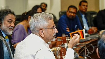 বিদেশমন্ত্রী জয়শংকর তাঁর দিনের কাজ শুরু করেন সকাল ৯.৩০ মিনিট থেকে। শুরু হয়ে যায় ঝোড়ো গতিতে ব্যস্ততা। জয়শংকর বলছেন,'এটা একটা ২৪X৭ জীবন কারণ কোথাও না কোথাও কেউ জেগে আছে, আর কিছু একটা ঘটছে।'বিকেলের দিকে তিনি সাধারণত রাজনৈতিক বৈঠক, সমস্ত ফাইল ক্লিয়ারিং, গভীর রাতের ফোন কলের দিকে মন দেন।' (ANI Photo) (Dr. S. Jaishankar-X) বিদেশমন্ত্রী জয়শংকর তাঁর দিনের কাজ শুরু করেন সকাল ৯.৩০ মিনিট থেকে। শুরু হয়ে যায় ঝোড়ো গতিতে ব্যস্ততা। জয়শংকর বলছেন,'এটা একটা ২৪X৭ জীবন কারণ কোথাও না কোথাও কেউ জেগে আছে, আর কিছু একটা ঘটছে।'বিকেলের দিকে তিনি সাধারণত রাজনৈতিক বৈঠক, সমস্ত ফাইল ক্লিয়ারিং, গভীর রাতের ফোন কলের দিকে মন দেন।' (ANI Photo) (Dr. S. Jaishankar-X)