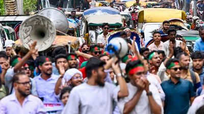এর আগে বাংলাদেশের প্রধান উপদেষ্টা মহম্মদ ইউনুস নিজেই বলেছিলেন যে ডিসেম্বর থেকে আগামী বছরের জুনের মধ্যে নির্বাচন হবে। বর্তমানে বাংলাদেশে সচেয়ে শক্তিশালী দল বিএনপি অবশ্য চায়, ডিসেম্বরের মধ্যেই নির্বাচন সুনিশ্চিত করা হোক। এই নিয়ে নির্দিষ্ট দিকনির্দেশনা চেয়ে প্রধান উপদেষ্টার ওপর চাপও সৃষ্টি করেছে তারা। এরই মাঝে এবার বিস্ফোরক দাবি জাতীয় নাগরিক পার্টির (এনসিপি) মুখ্য সমন্বয়ক নাসিরুদ্দিন পাটওয়ারির। (AFP) এর আগে বাংলাদেশের প্রধান উপদেষ্টা মহম্মদ ইউনুস নিজেই বলেছিলেন যে ডিসেম্বর থেকে আগামী বছরের জুনের মধ্যে নির্বাচন হবে। বর্তমানে বাংলাদেশে সচেয়ে শক্তিশালী দল বিএনপি অবশ্য চায়, ডিসেম্বরের মধ্যেই নির্বাচন সুনিশ্চিত করা হোক। এই নিয়ে নির্দিষ্ট দিকনির্দেশনা চেয়ে প্রধান উপদেষ্টার ওপর চাপও সৃষ্টি করেছে তারা। এরই মাঝে এবার বিস্ফোরক দাবি জাতীয় নাগরিক পার্টির (এনসিপি) মুখ্য সমন্বয়ক নাসিরুদ্দিন পাটওয়ারির। (AFP)