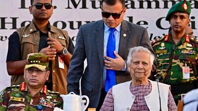 ওই তথ্য অনুসন্ধানকারী সংস্থার প্রতিবেদন অনুযায়ী, যে সাইটের রিপোর্টকে উদ্ধৃত করে ওই ভুয়ো দাবি ছড়িয়ে পড়েছিল, তাতে বলা হয়েছিল যে গোপনে বাংলাদেশের সেনাপ্রধানের পদ থেকে জেনারেল ওয়াকারকে সরিয়ে দেওয়া হয়েছে। এমনকী ইউনুস নাকি নিজের লোককে সেই পদে বসাতে চাইছেন বলে রাজনৈতিক মহলকে উদ্ধৃত করে ওই রিপোর্টে দাবি করা হয়। (ফাইল ছবি, সৌজন্যে এএফপি) ওই তথ্য অনুসন্ধানকারী সংস্থার প্রতিবেদন অনুযায়ী, যে সাইটের রিপোর্টকে উদ্ধৃত করে ওই ভুয়ো দাবি ছড়িয়ে পড়েছিল, তাতে বলা হয়েছিল যে গোপনে বাংলাদেশের সেনাপ্রধানের পদ থেকে জেনারেল ওয়াকারকে সরিয়ে দেওয়া হয়েছে। এমনকী ইউনুস নাকি নিজের লোককে সেই পদে বসাতে চাইছেন বলে রাজনৈতিক মহলকে উদ্ধৃত করে ওই রিপোর্টে দাবি করা হয়। (ফাইল ছবি, সৌজন্যে এএফপি)