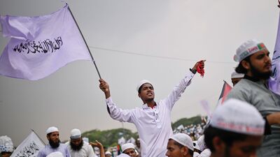 জামাত প্রধান বলেন, 'আমরা সবাই আল্লাহর গোলাম। এটাই আমাদের পরিচয়। বুঝে শুনে জনশক্তিকে পরিচালনা করতে হবে। সংগঠনের কেউ অপরাধ করলে অপরাধের মাত্রা অনুযায়ী তার বিচার হবে। ব্যক্তি নিজেকে পাহারা দেবে, সংগঠন সবাইকে পাহারা দেবে।' সংগঠনের সঙ্গে যুক্ত জামাত কর্মীদের কোরান, হাদিস নিয়ে পড়াশোনা বাড়াতে নির্দেশ দেন শফিকুর। (AP) জামাত প্রধান বলেন, 'আমরা সবাই আল্লাহর গোলাম। এটাই আমাদের পরিচয়। বুঝে শুনে জনশক্তিকে পরিচালনা করতে হবে। সংগঠনের কেউ অপরাধ করলে অপরাধের মাত্রা অনুযায়ী তার বিচার হবে। ব্যক্তি নিজেকে পাহারা দেবে, সংগঠন সবাইকে পাহারা দেবে।' সংগঠনের সঙ্গে যুক্ত জামাত কর্মীদের কোরান, হাদিস নিয়ে পড়াশোনা বাড়াতে নির্দেশ দেন শফিকুর। (AP)