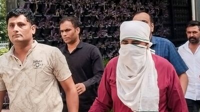 ২০২৪ সালের অগস্টে হাসিন তার ভাই কাশিমের মাধ্যমে একটি সিম কার্ড পাকিস্তানে পাঠিয়েছিল। সেই সিম কার্ডটি হাসিনের নামেই নথিভুক্ত ছিল। জানা যায়, সেই সিম কার্ডটি পাকিস্তানি গোয়েন্দা 'এজেন্ট' ব্যবহার করছিল। পুলিশ জানিয়েছে, হাসিন শুধু সিম কার্ড ডেলিভারি দেওয়াই নয়, পাকিস্তানে হোয়াটসঅ্যাপ অ্যাকাউন্ট সচল করার জন্য একটি ওটিপিও দিয়েছিল।  