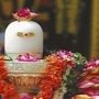 বিশ্বাস করা হয় যে যারা গঙ্গা দশেরার দিনে সত্যিকারের ভক্তির সঙ্গে যারা পুজো করেন তারা সুখ ও শান্তি পান। গঙ্গা দশেরার দিনে শিবলিঙ্গে কিছু বিশেষ জিনিস নিবেদন করলে সকল ইচ্ছা পূর্ণ হয়। আসুন জেনে নিই দশেরার দিনে গঙ্গাকে কোন কোন বিশেষ জিনিস নিবেদন করা উচিত।
