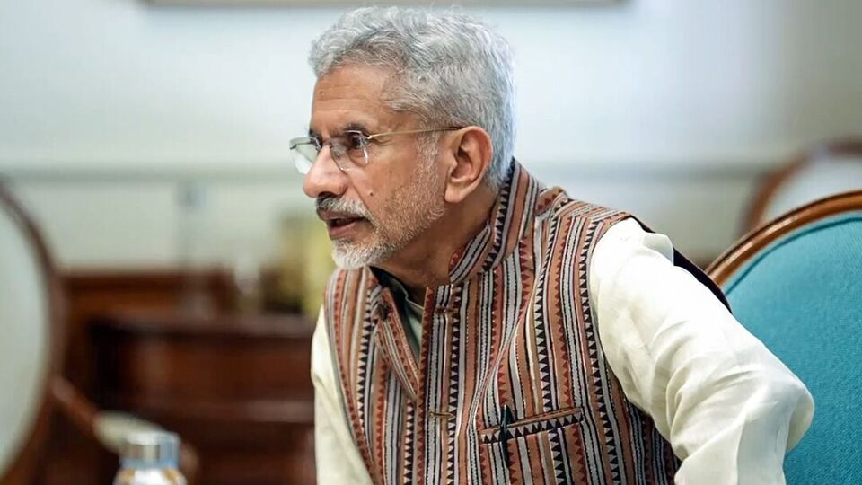 ভারতে যখন দিন, তখন বিশ্বের কোনও এক প্রান্তে অবশ্যই রাত। আর সেখানে অবস্থিত ভারতীয় দূতাবাসের খবরাখবরও সমানতালে রেখে যেতে হয় ভারতে বিদেশমন্ত্রীকে। ফলত, এককালে দেশের কূটনীতিক বর্তমানে ভারতের বিদেশমন্ত্রীর আসনে থাকা জয়শংকরের জন্য ব্যস্ততা প্রায় গোটা দিনভর থাকে। তিনি বলছেন, কখনও রাত ২ টোতেও আন্তর্জাতিক ফোন কল নিতে হয়, প্রবল আন্তর্জাতিক সফরের ফলে ‘জেট ল্যাগ’র সমস্যাও থাকে। সদ্য ‘ইওর স্টোরি’র এক সাক্ষাৎকারে এই বিষয়ে তিনি মুখ খুলেছেন।(ANI)