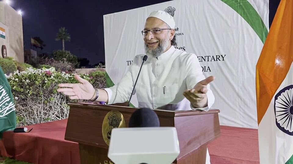 ওয়াইসি বলেন, 'সন্ত্রাসবাদ দুটি বিষয়ের ওপর টিকে থাকে। মতাদর্শ ও অর্থ। আপনি মতাদর্শ খুব ভালো জানেন। আপনারা অন্ধকার দশক দেখেছেন। এমনকি দক্ষিণ আলজেরিয়াতে এখনও কিছু সমস্যা রয়েছে। আমরা একসঙ্গে আছি।' তিনি বলেন, 'পাকিস্তানকে এফএটিএফের ধূসর তালিকায় ফিরিয়ে আনা হলে ভারতে সন্ত্রাসবাদ কমবে। আমরা দেখব খুনের ঘটনা কমেছে। আমারা ২০১৮ সাল থেকে অভিজ্ঞতা অর্জন করেছি। তখন আলজেরিয়া এবং অন্যান্য দেশগুলি ভারতকে সহায়তা করেছিল এই ইস্যুতে।' (ANI - X)