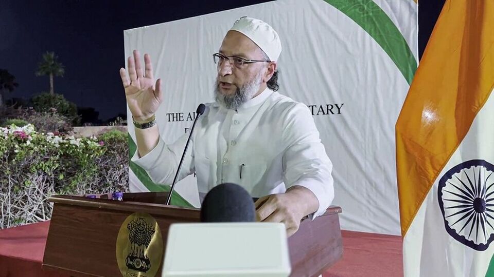 ওয়াইসি বলেন, 'জাকিউর রহমান লকভি এক পাকিস্তানি জঙ্গি নেতা। লকভি পাকিস্তানের জেলে বন্দি, বাইরে মা হয়েছেন তাঁর স্ত্রী। বিশ্বের কোনও দেশই সন্ত্রাসবাদের অভিযোগে অভিযুক্ত একজন সন্ত্রাসীকে কারাগার থেকে বের হতে দেবে না। কিন্তু জেলে বসেই এক পুত্র সন্তানের বাবা হয়ে যায় সে।' তবে পাকিস্তানকে এফএটিএফের ধূসর তালিকায় রাখা হলে এই জঙ্গিদের বিচার তাড়াতাড়ি হবে বলে দাবি করেন ওয়াইসি। তিনি তুলে ধরেছিলেন যে কীভাবে আন্তর্জাতিক চাপের জেরে কিছু সময়ের জন্য পাকিস্তানকে সন্ত্রাসবাদের বিরুদ্ধে পদক্ষেপ নিতে বাধ্য করেছিল। (ANI - X)