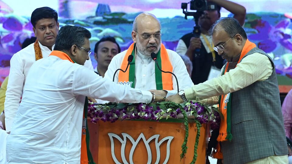 সেইসঙ্গে শাহ যে বলেছেন, ২০২৬ সালের বিধানসভা নির্বাচনে বিজেপি ক্ষমতা দখল করবে, সেই দাবিও উড়িয়ে দিয়েছে তৃণমূল। বারাসতের সাংসদ কাকলি দাবি করেছেন, গায়ের জোরে পশ্চিমবঙ্গের মানুষকে প্রাপ্য টাকা থেকে বঞ্চনা করছে বিজেপি সরকার। আর ২০২৬ সালে ২৯৪টি আসন বিশিষ্ট পশ্চিমবঙ্গে ২৫০-র গণ্ডি পার করে ক্ষমতা দখল করবে তৃণমূল। অর্থাৎ হাফ-সেঞ্চুরিও করতে পারবে না বিজেপি। (ছবি সৌজন্যে, সমীর জানা/হিন্দুস্তান টাইমস)