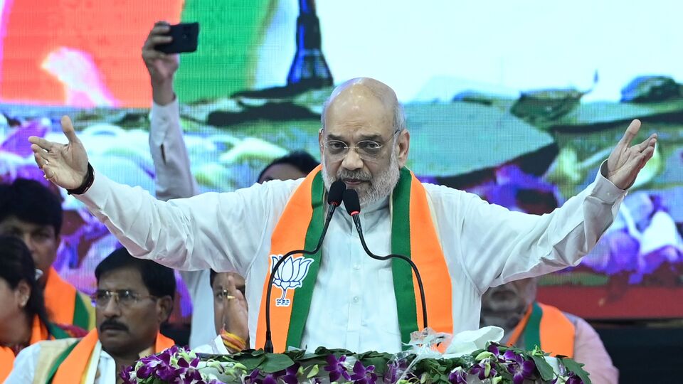 সেখানেই থামেননি কেন্দ্রীয় স্বরাষ্ট্রমন্ত্রী। বিধানসভা ভোটের মাসকয়েক আগে সরাসরি পশ্চিমবঙ্গের মুখ্যমন্ত্রী তথা তৃণমূল কংগ্রেসের চেয়ারপার্সন মমতা বন্দ্যোপাধ্যায়কে চ্যালেঞ্জ ছুড়ে শাহ বলেন, ‘গণতন্ত্রে হিংসা কখনও কাম্য নয়। দিদি, সাহস থাকলে হিংসা ছাড়া, রিগিং ছাড়া নির্বাচন করিয়ে দেখুন। আপনারই জামানত বাংলার মানুষ জব্দ করে দেবেন।’ (ছবি সৌজন্যে, সমীর জানা/হিন্দুস্তান টাইমস)