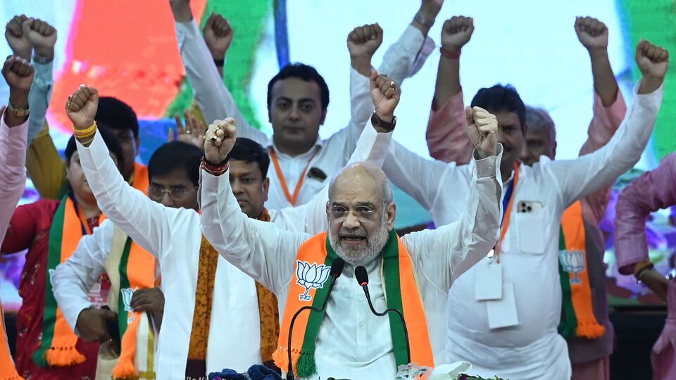 নেতাজি ইন্ডোরে বিজেপির সাংগঠনিক নেতৃত্বের সম্মেলনে শাহ বলেন, ‘দিদি, আপনার সময় ফুরিয়ে গিয়েছে। ২০২৬ সালে (পশ্চিমবঙ্গে) ভারতীয় জনতা পার্টির সরকার গঠিত হবে। এখানে বসে থাকা হাজার-হাজার মণ্ডল সভাপতির কাছে আমি প্রতিজ্ঞা করে বলছি যে এখানে তৃণমূলের সরকার চলে গেলেই আমাদের কর্মীদের হত্যাকারীদের পাতাল থেকেও খুঁজে বের করব এবং শাস্তি দেওয়ার কাজ করব।’ (ছবি সৌজন্যে, সমীর জানা/হিন্দুস্তান টাইমস)
