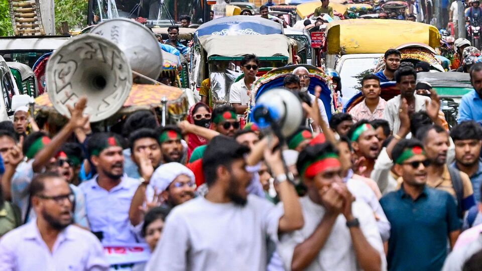 এর আগে বাংলাদেশের প্রধান উপদেষ্টা মহম্মদ ইউনুস নিজেই বলেছিলেন যে ডিসেম্বর থেকে আগামী বছরের জুনের মধ্যে নির্বাচন হবে। বর্তমানে বাংলাদেশে সচেয়ে শক্তিশালী দল বিএনপি অবশ্য চায়, ডিসেম্বরের মধ্যেই নির্বাচন সুনিশ্চিত করা হোক। এই নিয়ে নির্দিষ্ট দিকনির্দেশনা চেয়ে প্রধান উপদেষ্টার ওপর চাপও সৃষ্টি করেছে তারা। এরই মাঝে এবার বিস্ফোরক দাবি জাতীয় নাগরিক পার্টির (এনসিপি) মুখ্য সমন্বয়ক নাসিরুদ্দিন পাটওয়ারির। (AFP)