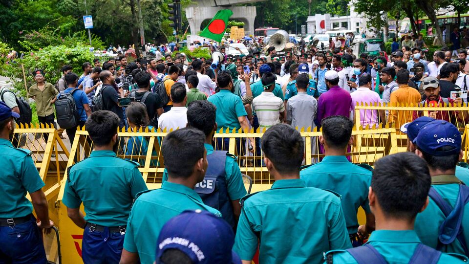 জাতীয় নাগরিক পার্টির (এনসিপি) মুখ্য সমন্বয়ক নাসিরুদ্দিন পাটওয়ারি দাবি করলেন, ডিসেম্বরের মধ্যে নির্বাচনের কথা বলে দেশকে অস্থিতিশীল করা হচ্ছে। তাঁর কথায়, বর্তমান সংবিধান পরিবর্তন না করতে পারলে ফ্যাসিবাদীব্যবস্থার পরিবর্তন করা সম্ভব হবে না। তিনি বলেন, 'ফ্যাসিবাদী ব্যবস্থায় বদল আনা মানেই ক্ষমতায় পরিবর্তন নয়।' (AFP)