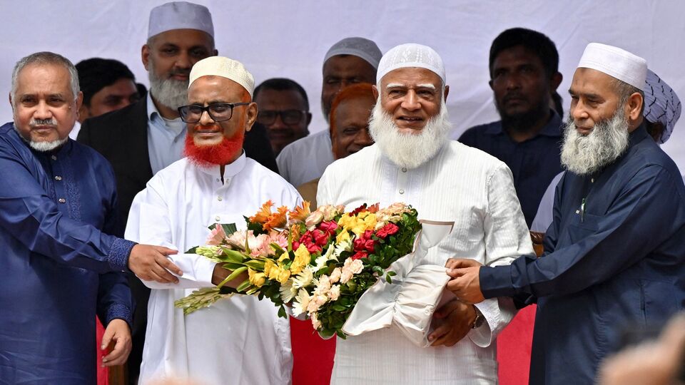 সংবিধান বাতিল বা সংবিধান পরিবর্তন নিয়ে বাংলাদেশে জল্পনার অন্ত নেই। এরই মাঝে এবার জামাতে ইসলামির প্রধান শফিকুর রহমন স্পষ্ট করে দিলেন, বাংলাদেশে তাঁদের দল ক্ষমতায় এলে ইসলামের রাজ কায়েম হবে। এই আবহে জল্পনা তৈরি হয়েছে, ভোটে জিতলে কি বাংলাদেশের সংবিধানকে 'টাটা বাইবাই' করে দেবেন শফিকুররা? (AFP)