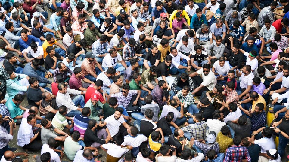 পূর্বতন আওয়ামি লিগ সরকারের প্রসঙ্গ টেনে এই এনসিপি নেতা বলেন, 'একই ব্যক্তি দলের প্রধান, রাষ্ট্রের প্রধান, সংসদপ্রধান হওয়ায় ফলে দেশ একটি পরিবার নির্ভর হয়ে যায়।' এরপর নাম না নিয়ে বিএনপিকে নিশানা করে নাসিরুদ্দিন বলেন, 'দেশে এই ধারা অব্যাহত রাখার জন্য গণ-অভ্যুত্থান হয়নি। গণ-অভ্যুত্থান হয়েছে একটি গণতান্ত্রিক শাসনব্যবস্থা গড়ে তোলার জন্য।' (AFP)