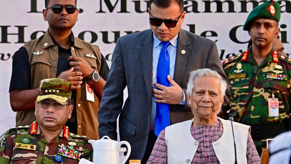 ওই তথ্য অনুসন্ধানকারী সংস্থার প্রতিবেদন অনুযায়ী, যে সাইটের রিপোর্টকে উদ্ধৃত করে ওই ভুয়ো দাবি ছড়িয়ে পড়েছিল, তাতে বলা হয়েছিল যে গোপনে বাংলাদেশের সেনাপ্রধানের পদ থেকে জেনারেল ওয়াকারকে সরিয়ে দেওয়া হয়েছে। এমনকী ইউনুস নাকি নিজের লোককে সেই পদে বসাতে চাইছেন বলে রাজনৈতিক মহলকে উদ্ধৃত করে ওই রিপোর্টে দাবি করা হয়। (ফাইল ছবি, সৌজন্যে এএফপি)