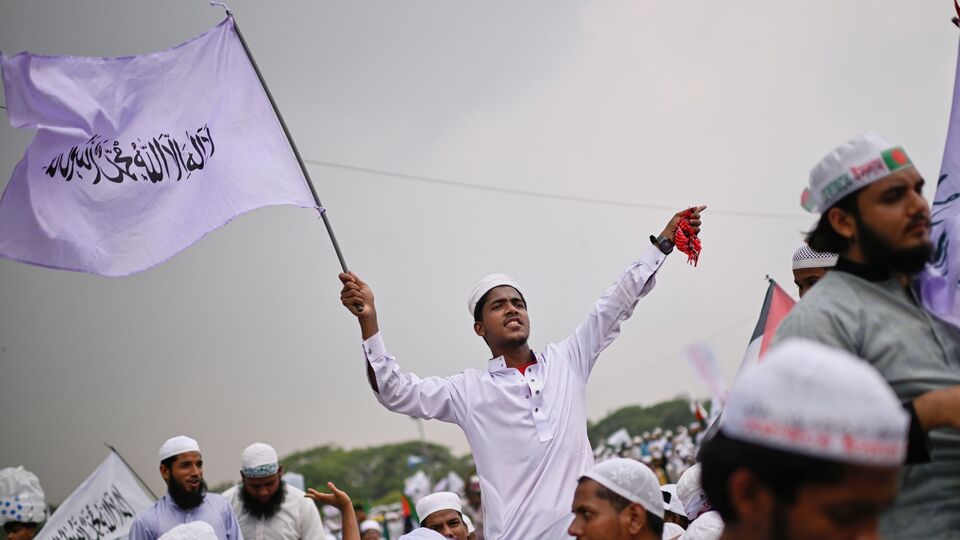জামাত প্রধান বলেন, 'আমরা সবাই আল্লাহর গোলাম। এটাই আমাদের পরিচয়। বুঝে শুনে জনশক্তিকে পরিচালনা করতে হবে। সংগঠনের কেউ অপরাধ করলে অপরাধের মাত্রা অনুযায়ী তার বিচার হবে। ব্যক্তি নিজেকে পাহারা দেবে, সংগঠন সবাইকে পাহারা দেবে।' সংগঠনের সঙ্গে যুক্ত জামাত কর্মীদের কোরান, হাদিস নিয়ে পড়াশোনা বাড়াতে নির্দেশ দেন শফিকুর। (AP)