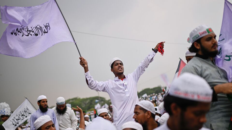 ভারতকে বাংলাদেশের অভ্যন্তরীণ বিষয়ে মন্তব্য করা থেকে বিরত থাকা এবং রাষ্ট্রসংঘ সনদ মেনে চলার আহ্বান জানিয়েছে জামাত। তবে আসলে তারা নিজেরা নির্বাচন চাইছে না। তাদের বক্তব্য, আগে সংস্কার করতে হবে। এরই সঙ্গে আওয়ামি লিগের বিরুদ্ধে বিচার করতে হবে। তারপরই হতে পারবে ভোট। অর্থাৎ, মাঠ ফাঁকা করে গোল মারার তালে আছে জামাত। আর তাই ভারতের বিবৃতিতে এত বড় বড় ফোসকা পড়েছে জামাতের গায়ে। (AP)