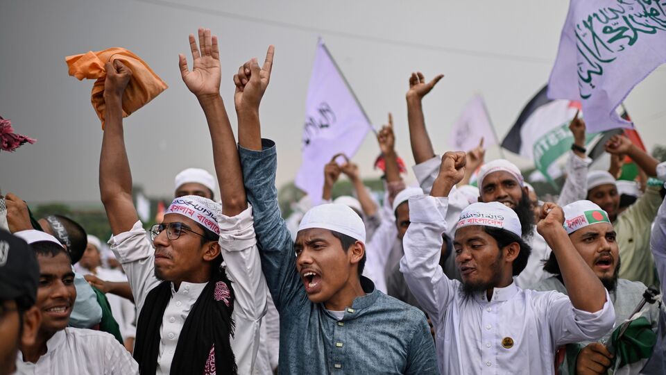 কর্মীদের উদ্দেশে জামাতের আমির বলেন, 'আমাদের ব্যক্তিগত, পারিবারিক, সাংগঠনিক ও সামাজিক জীবনে আচরণ সুন্দর ও পরিচ্ছন্ন হতে হবে। ভালো ব্যবহার করা যে সকল দায়িত্বশীল ব্যক্তি দলে আছেন, তারাই সংগঠন ও সাধারণ মানুষের কাছে আমাদের গ্রহণযোগ্য করে তোলে। সাংগঠনিক মজবুতি অর্জন ও জনসমর্থন বৃদ্ধি করে সফলতা অর্জন করতে হবে।' (AP)