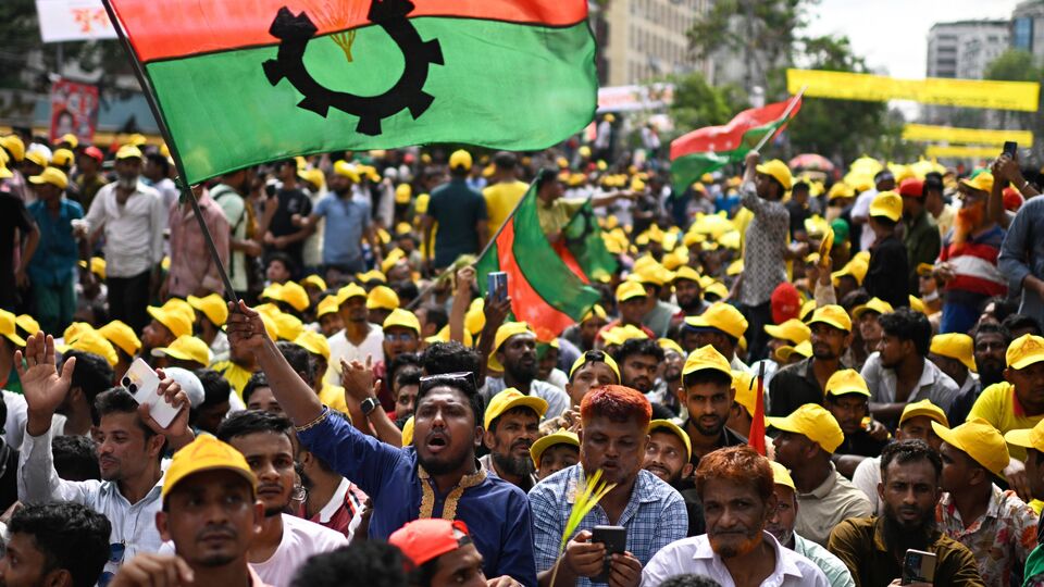 নাসিরুদ্দিন পাটওয়ারি বলেন, 'পুরো কমিশন পরিবর্তন করতে হবে। সংস্কার না করে নির্বাচন করতে গেলে দেশ গভীর সংকটে পড়বে। কিন্তু তরুণ প্রজন্ম সেটা হতে দেবে না।' এরপর বিএনপিকে তোপ দেগে নাসিরুদ্দিন বলেন, 'ডিসেম্বরের মধ্যে যারা নির্বাচন চাচ্ছেন, তারা দেশকে অস্থিতিশীল করছেন। এ ধরনের হুমকি তরুণরা মেনে নেবে না।' উল্লেখ্য, সম্প্রতিক সময়ে এসিপিকে 'পোলাপানদের দল' (বাচ্চাদের দল) বলে সম্বোধন করে কটাক্ষ করছে বিএনপি। সেই পোলাপানদের দলের এখন অভিযোগ, বিএনপি নাকি বাংলাদশকে অস্থিতিশীল করে তুলতে চায়। (AP)