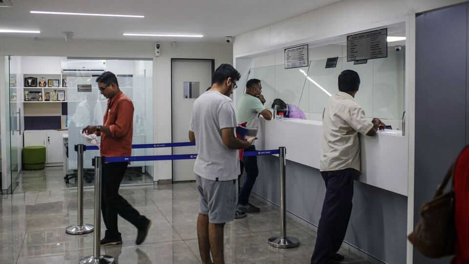 প্রতি মাসের দ্বিতীয় ও চতুর্থ শনিবার এবং প্রতি রবিবার বন্ধ থাকে সরকারি-বেসরকারি সব ব্যাঙ্ক। আরবিআই এবং রাজ্য সরকারগুলি জাতীয়-আঞ্চলিক উৎসব, ধর্মীয় অনুষ্ঠান এবং সাংস্কৃতিক অনুষ্ঠানের উপর ভিত্তি করে ছুটির তালিকা জারি করে। এই তালিকা রাজ্যভিত্তিক, এবং এক রাজ্যের ছুটির সঙ্গে অন্য রাজ্যের ছুটিতে পার্থক্য থাকতে পারে। তাই কোন দিন কোথায় ছুটি, তা জানতে স্থানীয় ব্যাঙ্ক শাখার সাথে নিশ্চিত করার পরামর্শ দেওয়া হয়। 