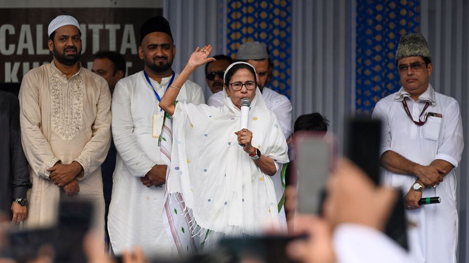এরপর পবন কল্যাণ লেখেন, 'কিন্তু তৃণমূল কংগ্রেসের নির্বাচিত নেতা, সাংসদরা যখন সনাতন ধর্মকে উপহাস করেন, তখন লক্ষ লক্ষ মানুষের উপর যে গভীর, তীব্র যন্ত্রণার সৃষ্টি হয়, তার কী হবে? আমাদের বিশ্বাসকে 'গন্দা ধর্ম' (নোংরা ধর্ম) বলা হলে ক্ষোভ হওয়ার কথা নয়? কে তার জন্য ক্ষমা চেয়েছেন? তাদের দ্রুত গ্রেফতার হল না কেন?' (Hindustan Times)