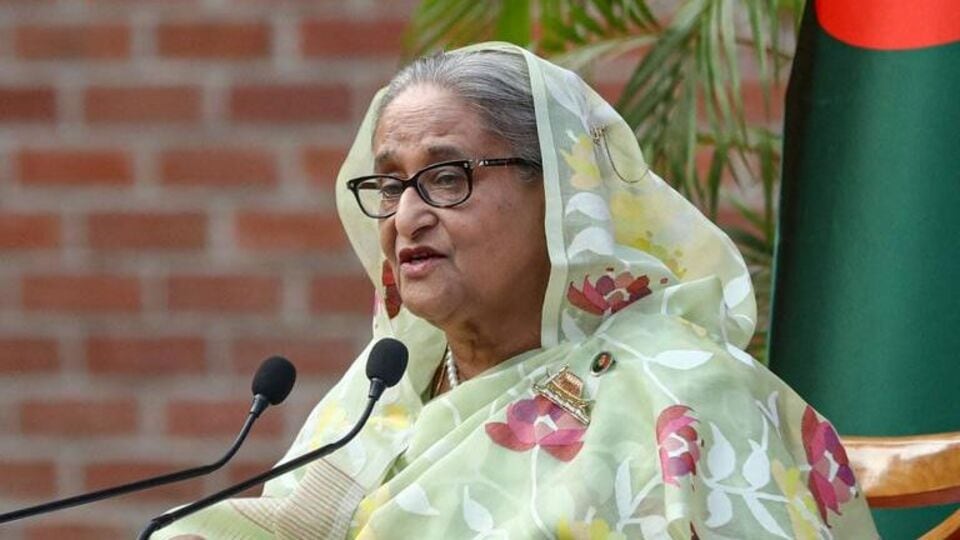এই সবের মাঝেই নাকি ভারতে থাকার জন্যে শেখ হাসিনার ভিসার মেয়াদ বৃদ্ধি করেছে মোদী সরকার। তবে হাসিনাকে সরকারি ভাবে ভারতে 'রাজনৈতিক আশ্রয়' দেওয়া হবে না বলে জানা গিয়েছে। কারণ এই সংক্রান্ত কোনও নির্দিষ্ট আইন নেই ভারতে। তবে হাসিনার ভিসার মেয়াদ বৃদ্ধি করে বৈধ ভাবে তাঁকে ভারতে থাকতে দিতে সম্মত মোদী সরকার। স্থানীয় ফরেন রিজিওনাল রেজিস্ট্রেশন অফিসের মাধ্যমে হাসিনার ভিসার মেয়াদ বা ভারতে থাকার অনুমতির মেয়াদ বৃদ্ধি করা হয়েছিল। যদিও ইউনুস চাইছেন হাসিনাকে বাংলাদেশে ফিরিয়ে তাঁর বিচার করতে। (HT_PRINT)