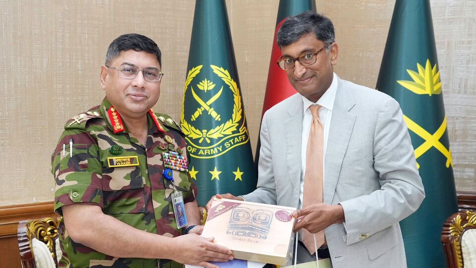 যদিও বাংলাদেশের তথ্য অনুসন্ধানকারী সংস্থা রিউমর স্ক্যানারের তরফে দাবি করা হয়েছে, বাংলাদেশের সেনাপ্রধানের পদ থেকে জেনারেল ওয়াকারকে সরিয়ে দেওয়ার যে দাবি করা হচ্ছে, তা সম্পূর্ণ ভুয়ো। আর তাছাড়া ওরকম একাধিক সোশ্যাল মিডিয়ায় ভাইরাল হওয়ার পরেও গুরুত্বপূর্ণ অনুষ্ঠানে যোগ দিয়েছেন জেনারেল ওয়াকার। আর বাংলাদেশের সেনাপ্রধানের পদাধিকার হিসেবেই সেই অনুষ্ঠানে যোগ দেন। (ছবিটি প্রতীকী, সৌজন্যে এক্স Bangladesh Army)