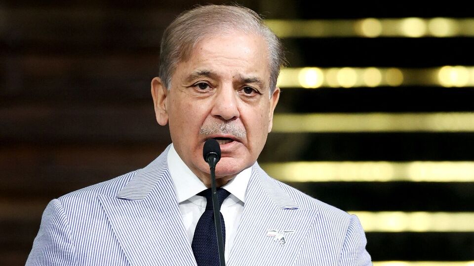 পাকিস্তানের প্রধানমন্ত্রী শেহবাজ শরিফ শনিবার বলেছেন, দেশগুলো আর এটা আশা করে না যে ইসলামাবাদ তাদের কাছে 'ভিক্ষার পাত্র' নিয়ে আসবে। বরং তারা বাণিজ্য, বিনিয়োগ এবং উদ্ভাবনের ক্ষেত্রে সমান অংশীদার হিসাবে পাকিস্তানের সঙ্গে যুক্ত হতে চাইবে। উল্লেখ্য, কয়েকদিন আগেই আইএমএফ থেকে ঋণ পেয়েছিল পাকিস্তান। আর এরপরই দিবাস্বপ্ন দেখছেন শেহবাজ। (via REUTERS)