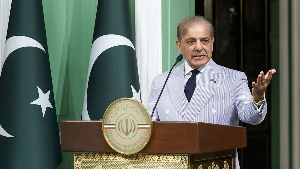 শেহবাজ শরিফ বলেন, 'আমরা যদি সন্ত্রাসবাদকে পরাজিত করতে পারি, আমরা যদি জাতিকে ঐক্যবদ্ধ করতে পারি, আমরা যদি আমাদের দৃষ্টিভঙ্গিতে একেবারে স্পষ্ট থাকি... আমাদের রফতানি প্রবৃদ্ধি বাড়াতে হবে। তাই পাকিস্তানের যে সব অলস ইউনিট পড়ে আছে, যারা আর আমাদের মুনাফা অর্জনে সাহায্য করছে না, তাদের নিয়ে প্রচার বন্ধ করতে হবে আমাদের।' (AP)