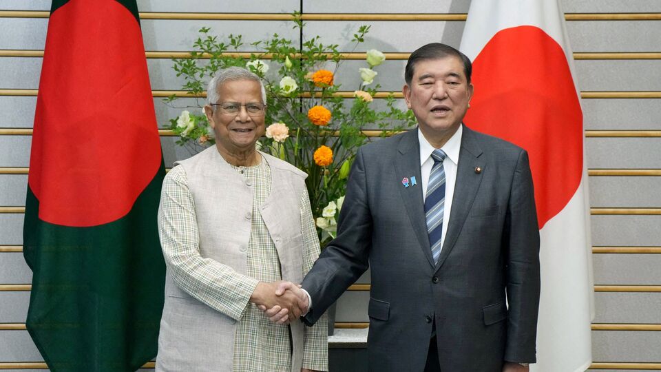তারইমধ্যে সোশ্যাল মিডিয়ায় একাধিক পোস্ট ভাইরাল হয়ে গিয়েছে, যাতে দাবি করা হয়েছে যে বাংলাদেশের সেনাপ্রধান জেনারেল ওয়াকার-উজ-জামানকে সরিয়ে দেওয়া হয়েছে। আর সেটার নেপথ্যে বাংলাদেশের অন্তর্বর্তীকালীন সরকারের প্রধান উপদেষ্টা মহম্মদ ইউনুসের হাত আছে বলে মনে করছে সংশ্লিষ্ট মহল। সেইসঙ্গে নয়া সেনাপ্রধান হিসেবে কয়েকটি ভেসে আসছে বলে দাবি করা হয়। (ছবি সৌজন্যে রয়টার্স)