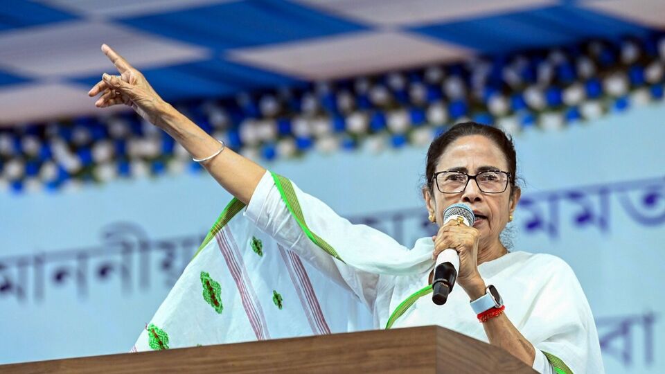 আর সেই মন্তব্য নিয়ে পালটা শাহকে আক্রমণ শানিয়েছে তৃণমূল। তৃণমূল ভবনে দুই সাংসদ সাগরিকা ঘোষ এবং কাকলি ঘোষ দস্তিদারদের সঙ্গে সাংবাদিক বৈঠকে পশ্চিমবঙ্গের মন্ত্রী চন্দ্রিমা ভট্টাচার্য পালটা দাবি করেছেন, বিধানসভা ভোট করানোর দায়িত্ব থাকে জাতীয় নির্বাচন কমিশনের উপরে। রাজ্য সরকার তো ভোট করানোর দায়িত্ব থাকে না। (ফাইল ছবি, সৌজন্যে হিন্দুস্তান টাইমস)